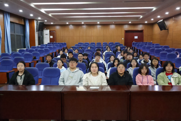 betway西汉姆联官方官网清明节红色观影活动合照_副本.png