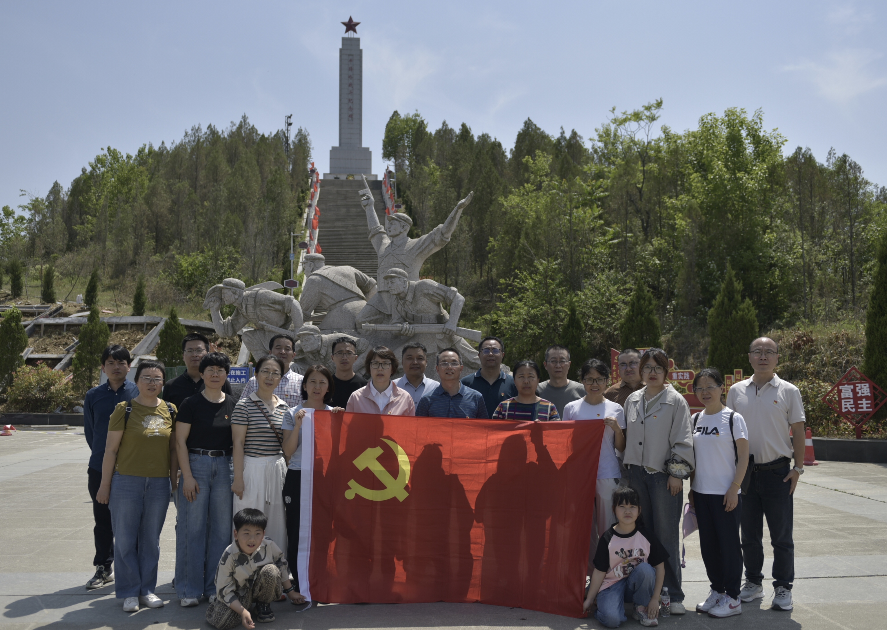 参观牛蹄岭战斗遗址.jpg