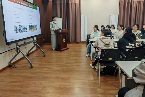 学生骨干认真学习会议内容(1).jpg