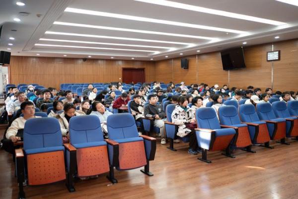 学员们专心听讲，认真记录，积极思考(1).jpg